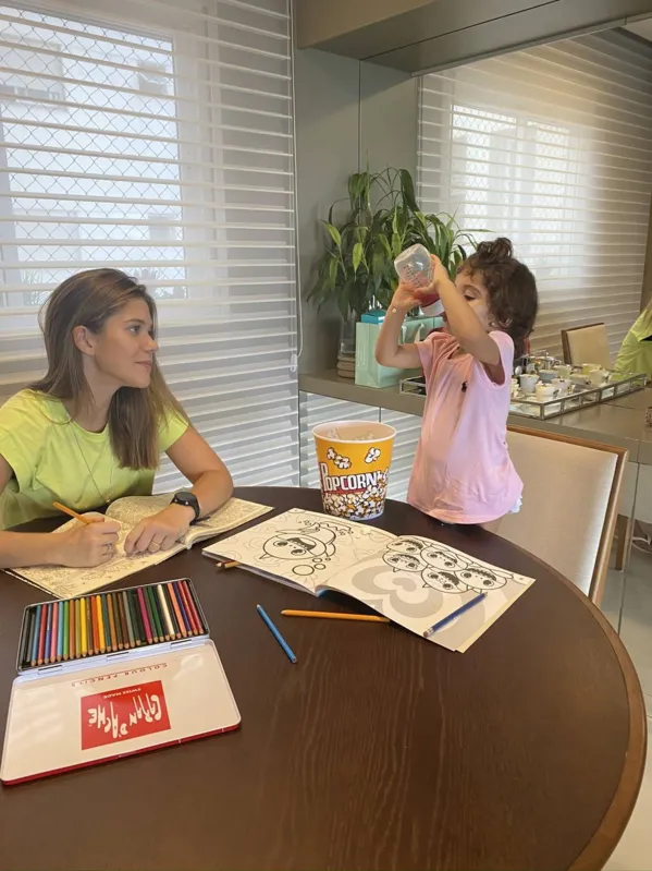 Nicole em atividades com a filha, Maria Eduarda

