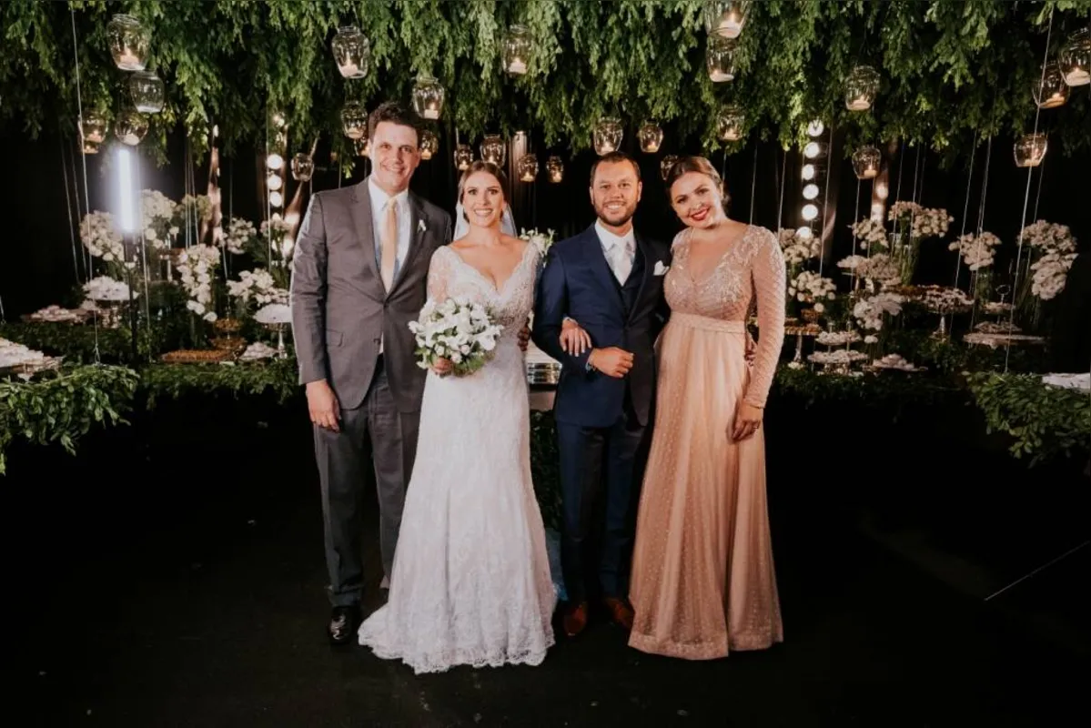 O irmão da noiva, Rafael Quirino, e sua esposa, Manoela Quirino, com os noivos