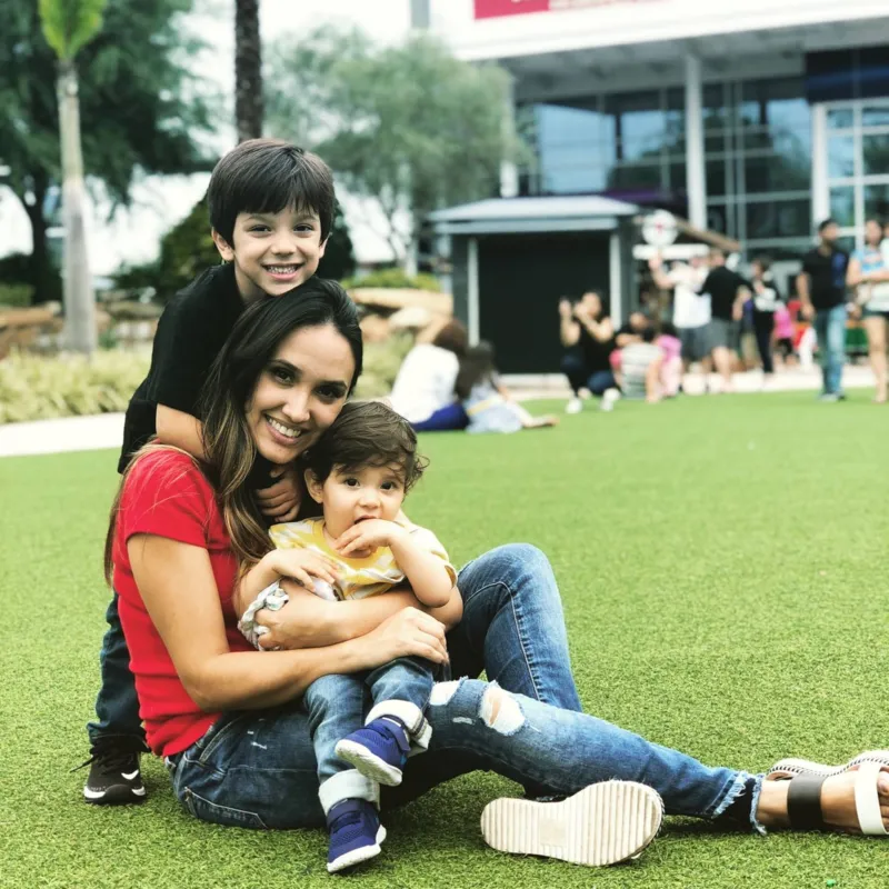 A advogada Gabriela Arruda com os filhos Pedro e David