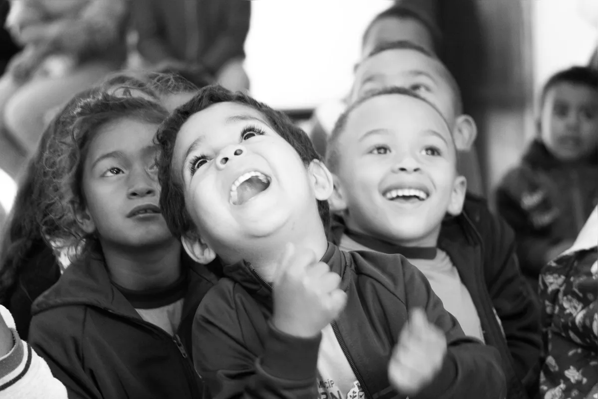 A fotógrafa Mel Yanes mostra crianças de forma espontânea, com seus sorrisos, olhares, movimentos