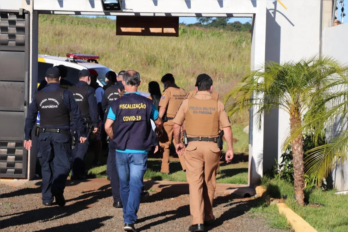 Imagem ilustrativa da imagem Operação em Arapongas acaba com festa e apreende armas e drogas