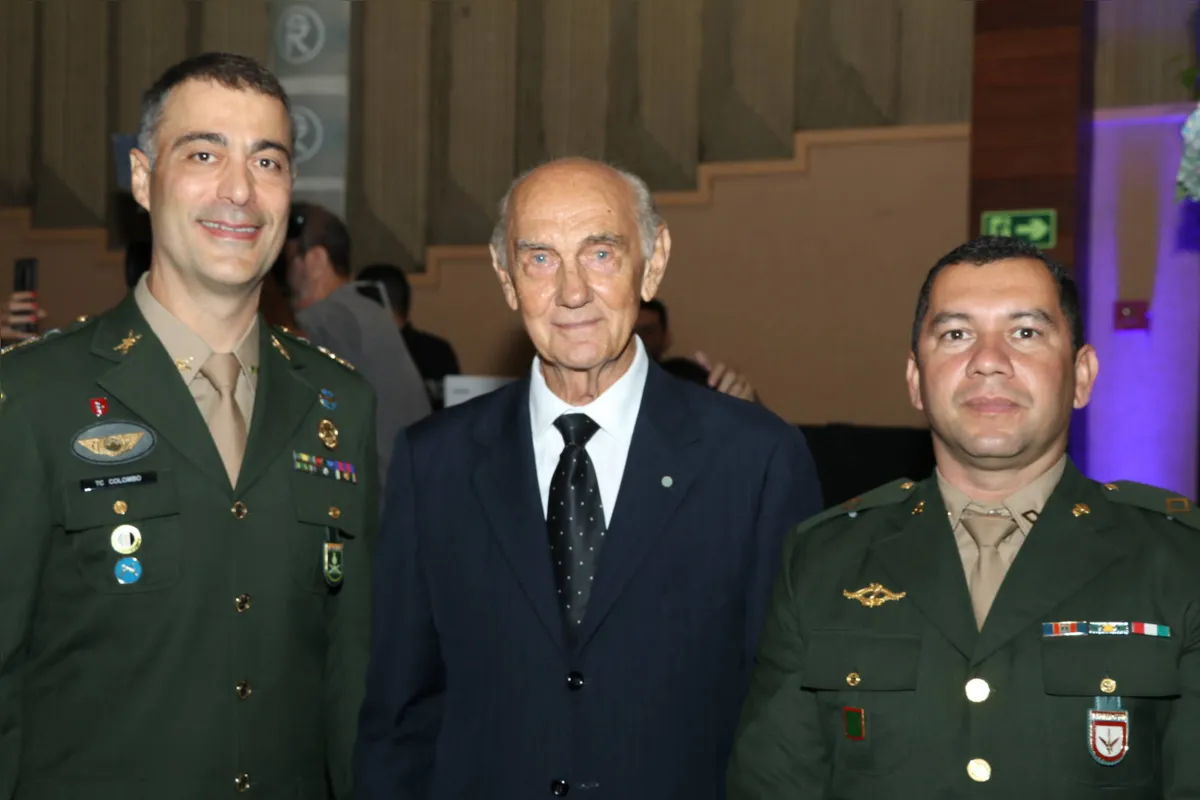 Coronel Colombo , comandante  do 30 BIMec, Oezir Kantor e o subtenente  Matos, chefe de instrução do Tiro de Guerra 