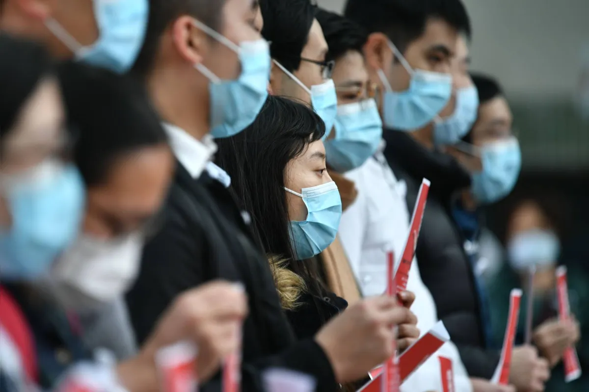 Uso de máscara torna-se cada vez mais comum em diversas localidades, como Hong Kong 