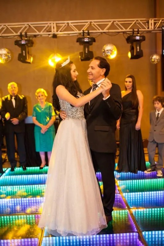 Gabrielle e o pai, César Cremonez, no momento da valsa