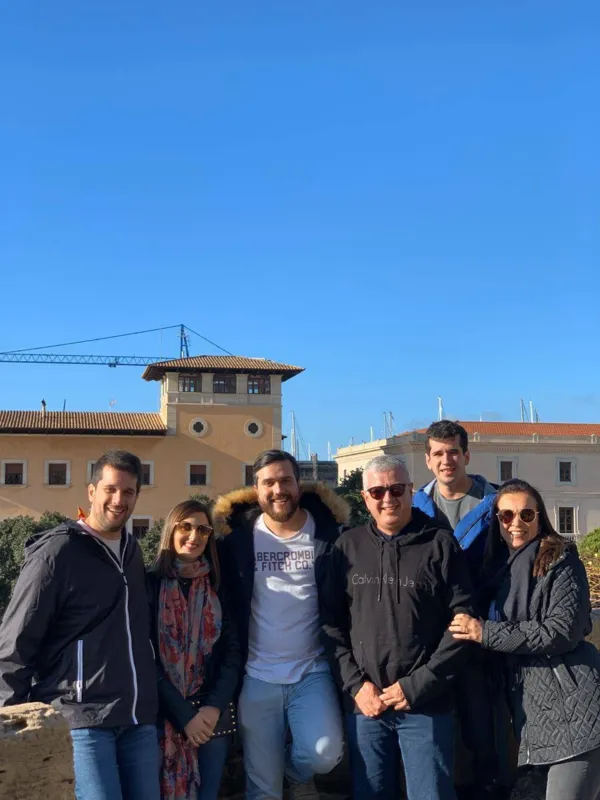 Estão na foto, o casal Paula Dias-Marcelo Paulino com os filhos Lucas, Diego e Davi e Vitória, a namorada de um deles, que poderão ficar 14 dias sem sair do navio, ancorado perto de Roma

 