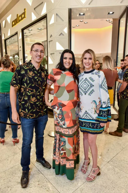 Silvana Freitas entre os anfitriões, os empresários Luiz Carlos Cantanhede Fernandes Junior e Roberta Zanelli