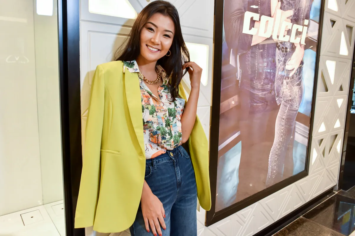 A consultora de imagem e estilo Deborah Kobayashi em look 100% Colcci 