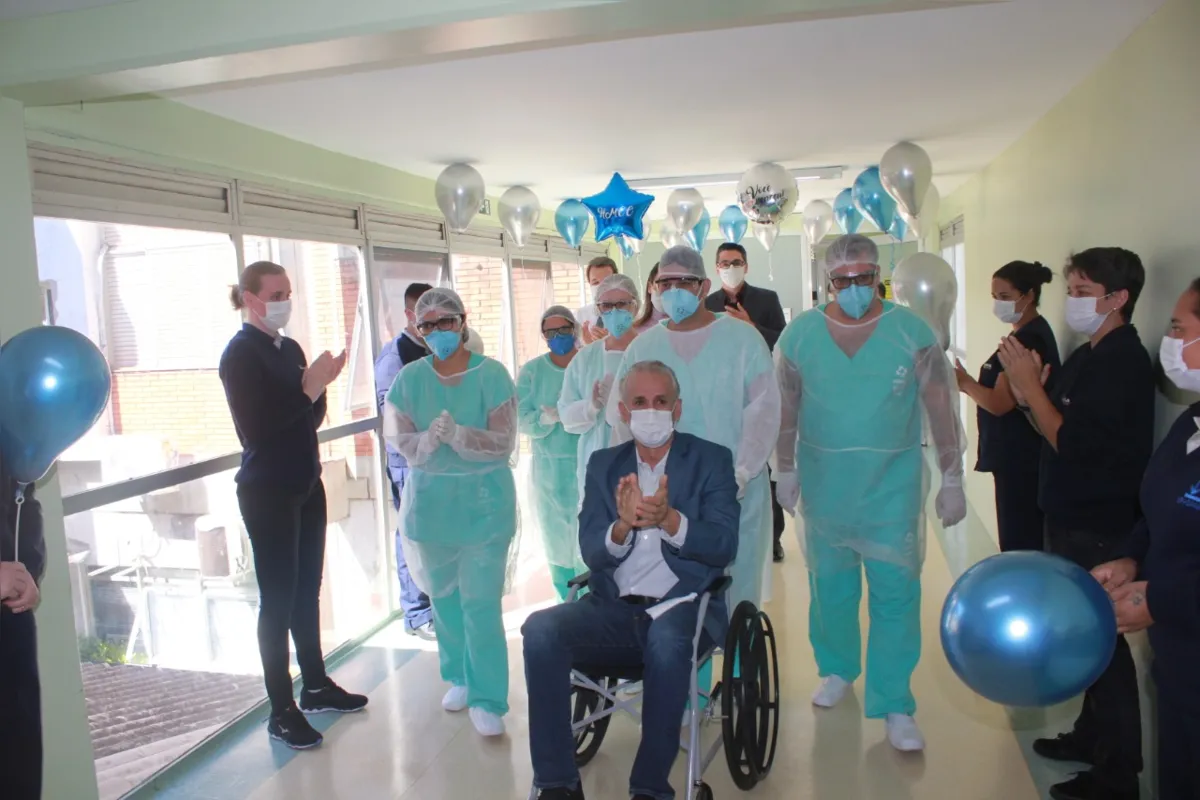 Imagem ilustrativa da imagem Paciente internado em Foz recebe alta e deixa hospital sob aplausos