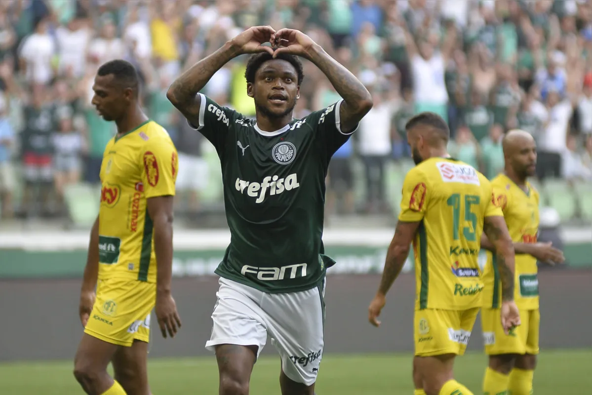 Após jogada do jovem Gabriel Veron, o centroavante Luiz Adriano (foto) selou a vitória do Verdão