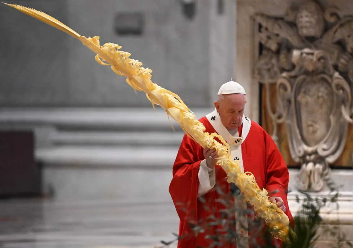 O Papa Francisco deu início às comemorações da Semana Santa na Basílica de São Pedro praticamente vazia; também não haverá fiéís na missa de Páscoa