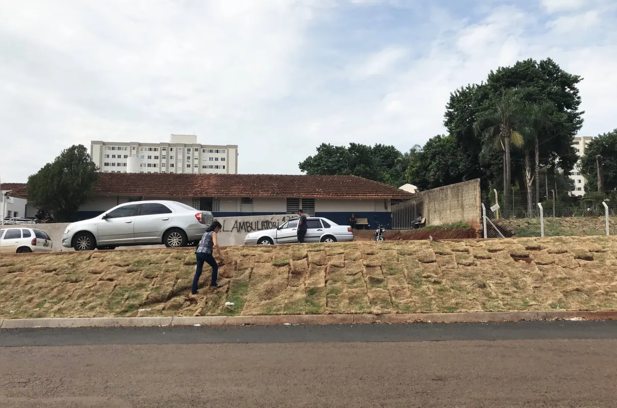 As pessoas que precisam atravessar a avenida se arriscam para subir ou descer o canteiro central