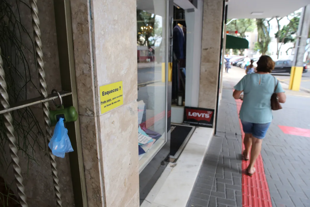 Uma mensagem gentil acompanhada de sacos plásticos: ideia é não agredir as pessoas