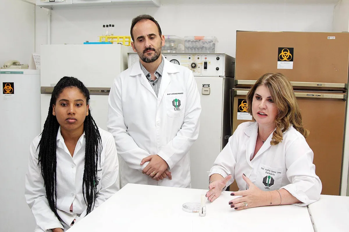 A mestranda Natália Rodrigues de Oliveira, o professor Luciano Panagio e a professora Audrey Lonni: proposta do grupo é licenciar o produto em nome da universidade