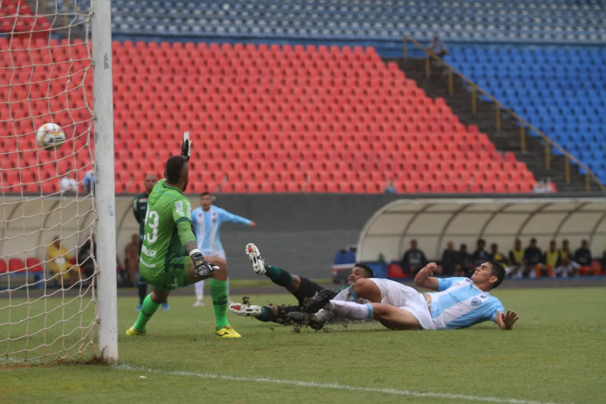 Junior Pirambu marcou os dois gols do LEC na derrota para o Coxa