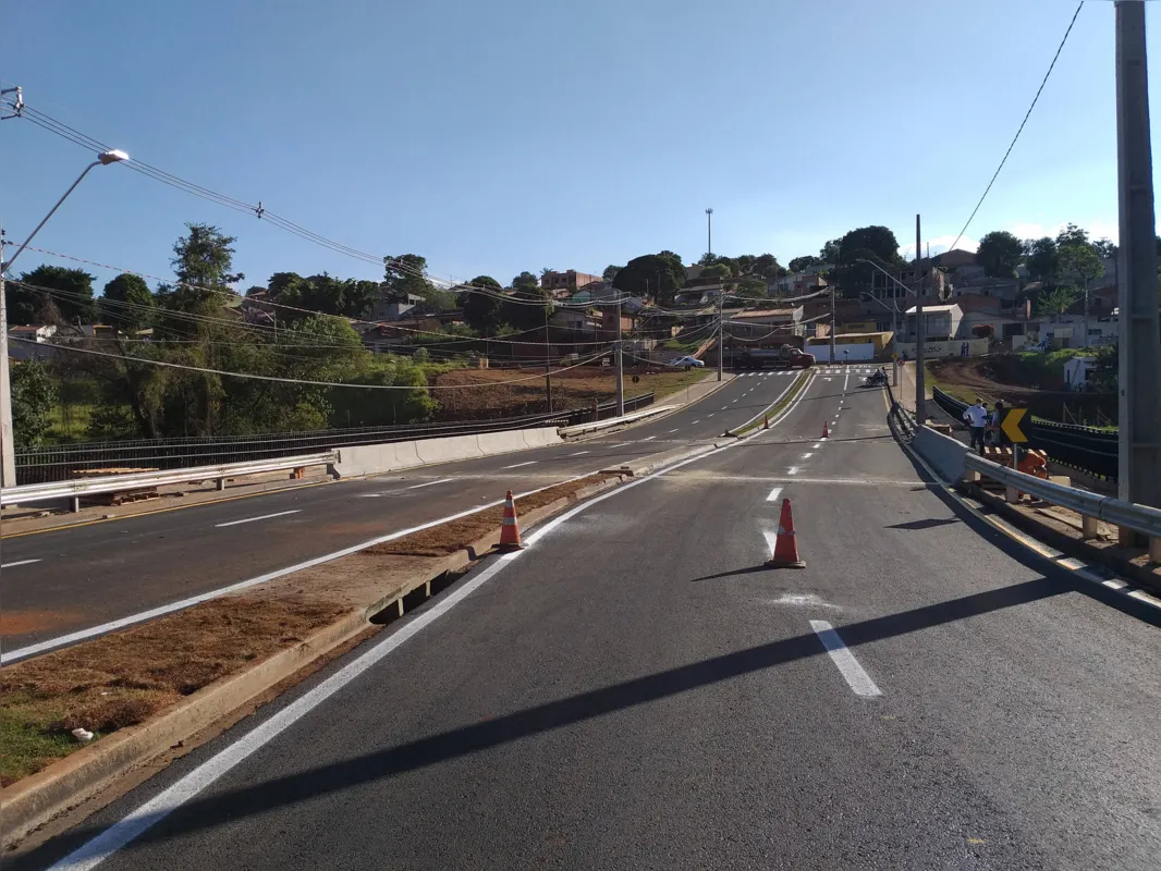 Curva da avenida foi adequada, com elevação no nível da pista