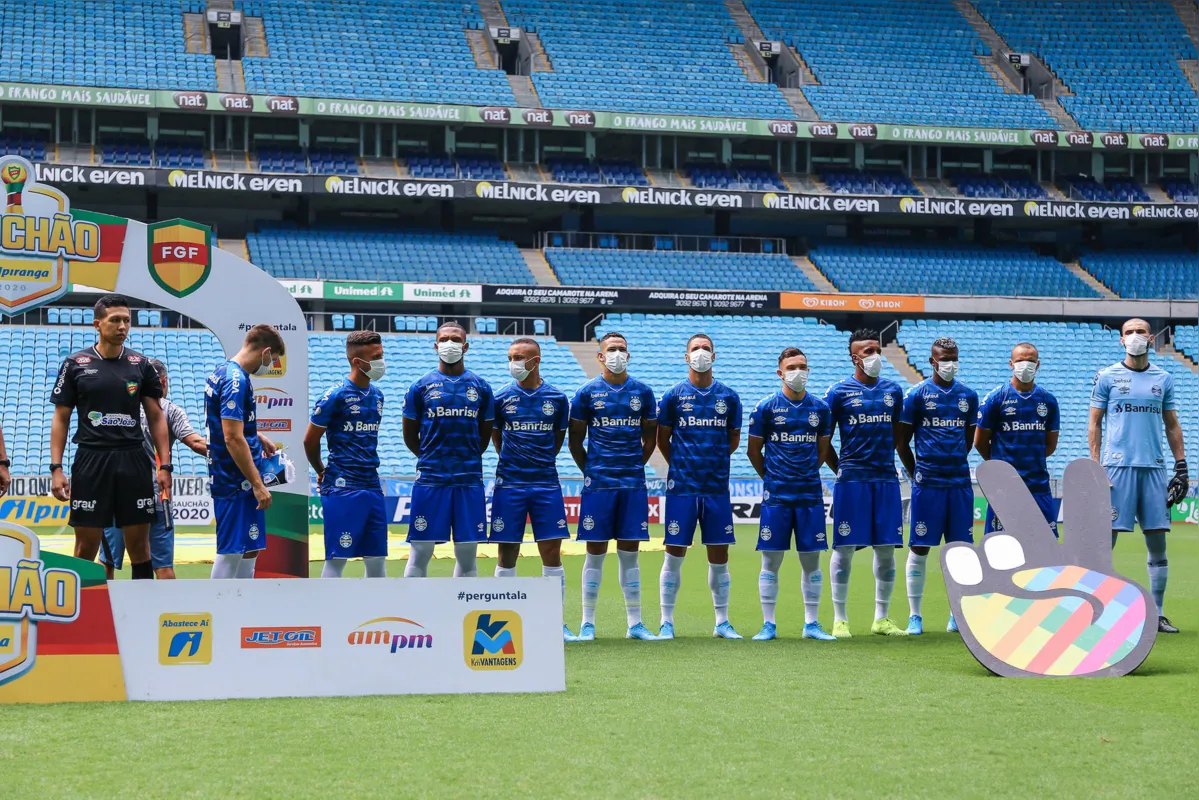 Jogadores do Grêmio protestaram na manhã deste domingo para exigir a suspensão das competições