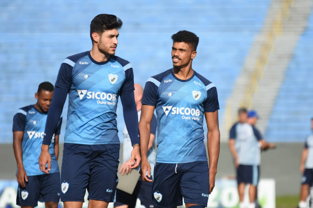 Com a contusão de Lucas Costa, Willian Correia (E) fará a sua estreia com a camisa do LEC