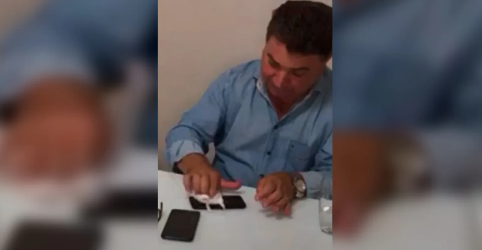 Imagem ilustrativa da imagem Prefeito de Arapongas diz que vídeo limpando celular com máscara é "fake"