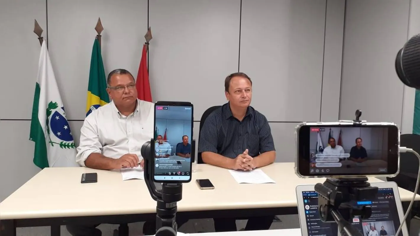 Pedro Ramos, da Defesa Social (à esq.) e João Carlos Barbosa Perez, da Fazenda, concedem entrevista coletiva on-line sobre fiscalização do comércio de Londrina durante a quarentena