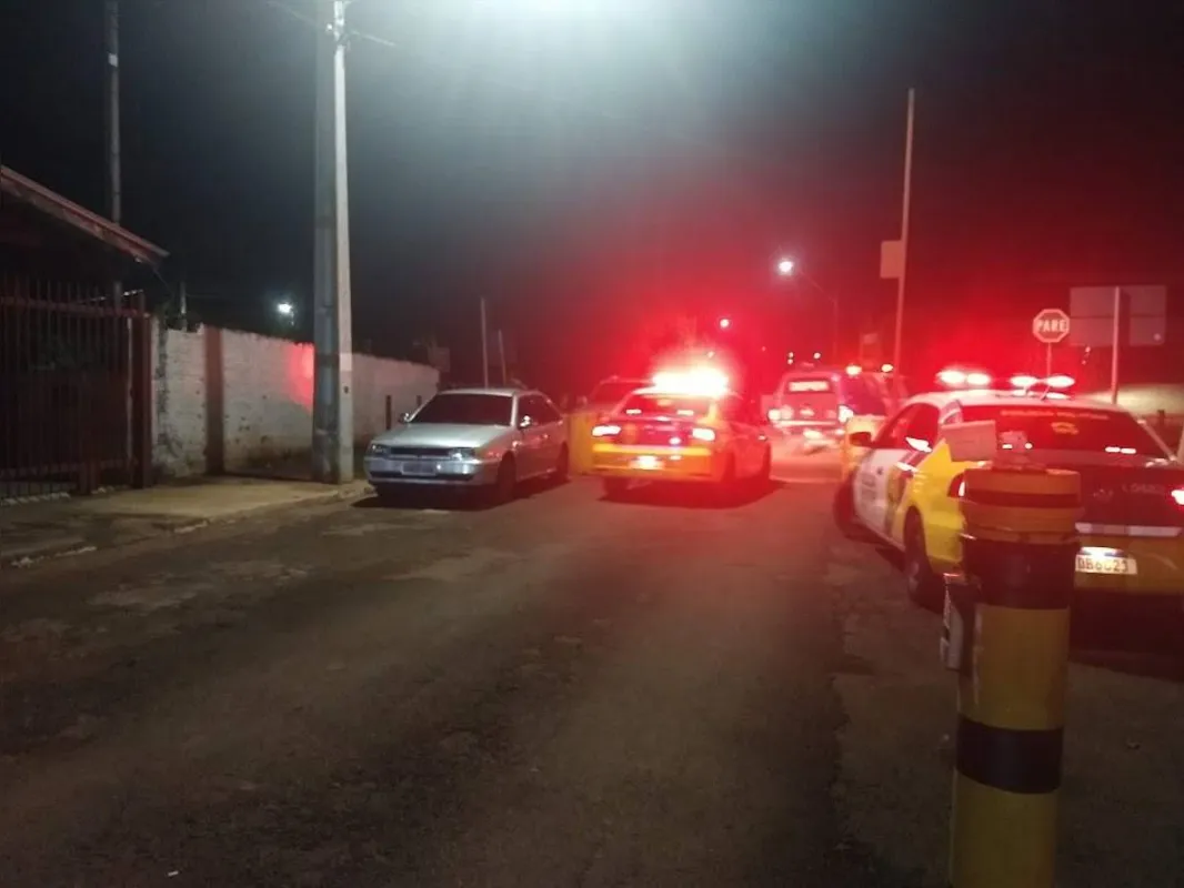 A rebelião na PEL 1 (Penitenciária Estadual de Londrina), que começou por volta das 18 horas de sábado (25), terminou depois de seis horas de negociação entre os presos e as autoridades presentes. 