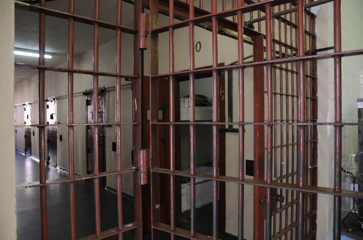 Com quase 800 mil presos, população carcerária brasileira supera em 97% o número de vagas, segundo Depen
