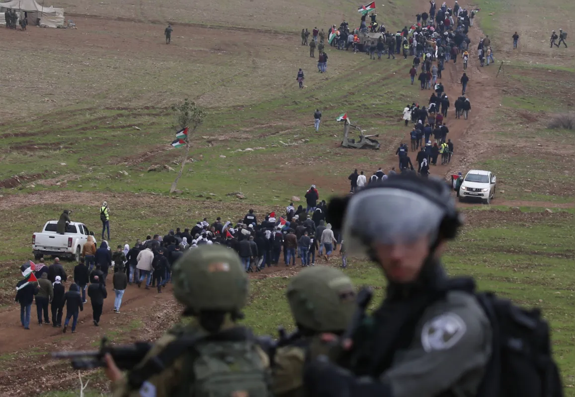 Forças de segurança israelenses monitoram protesto de Palestinos no Vale do Jordão 