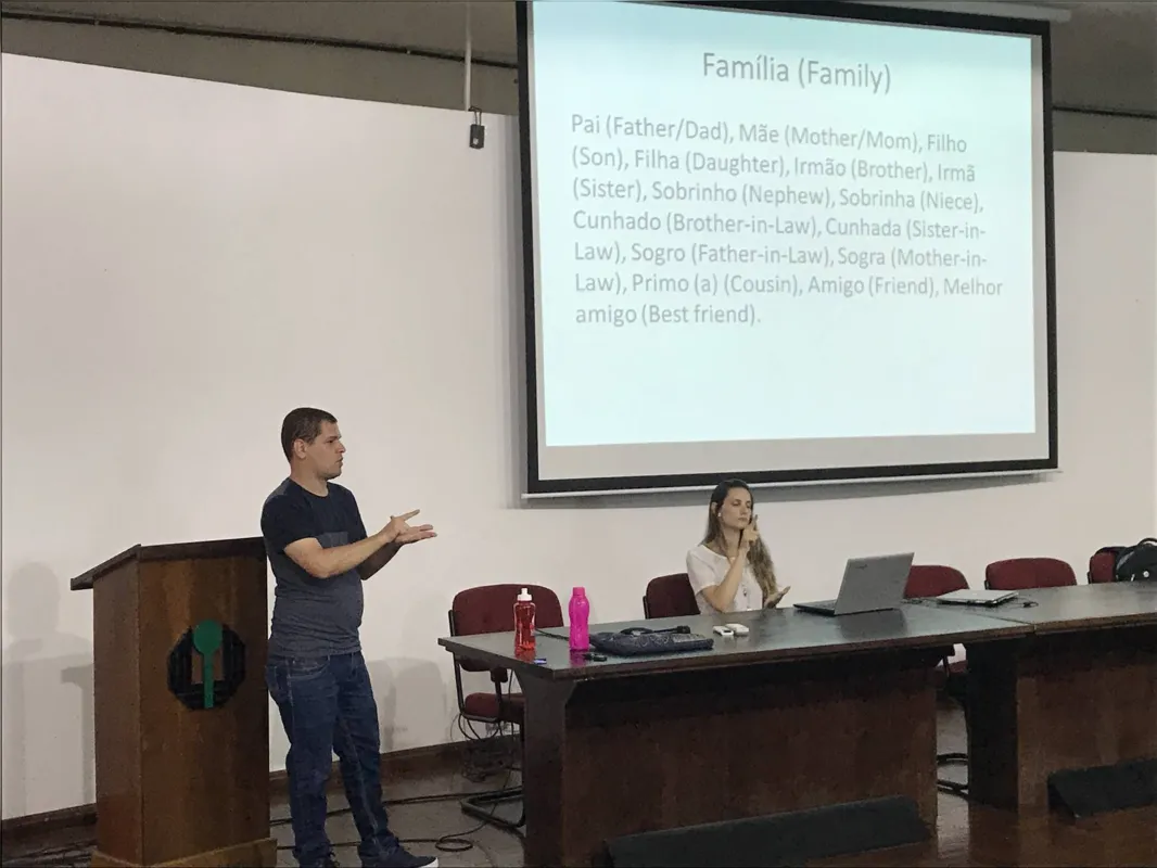 Jean Michael Santos ministrou curso sobre a língua de sinais americana 