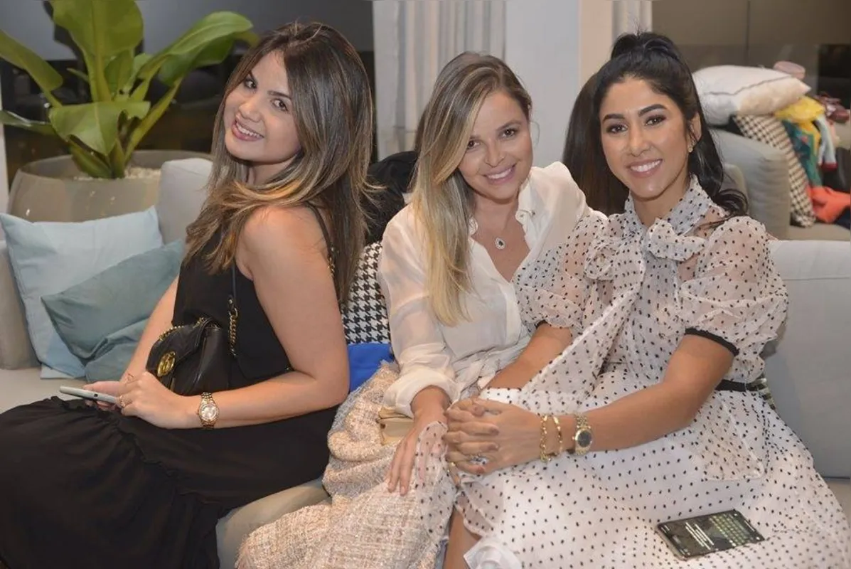 A empresária Carol Jannani entre Nathalia Reghin e a digital influencer Gabriela Menotti