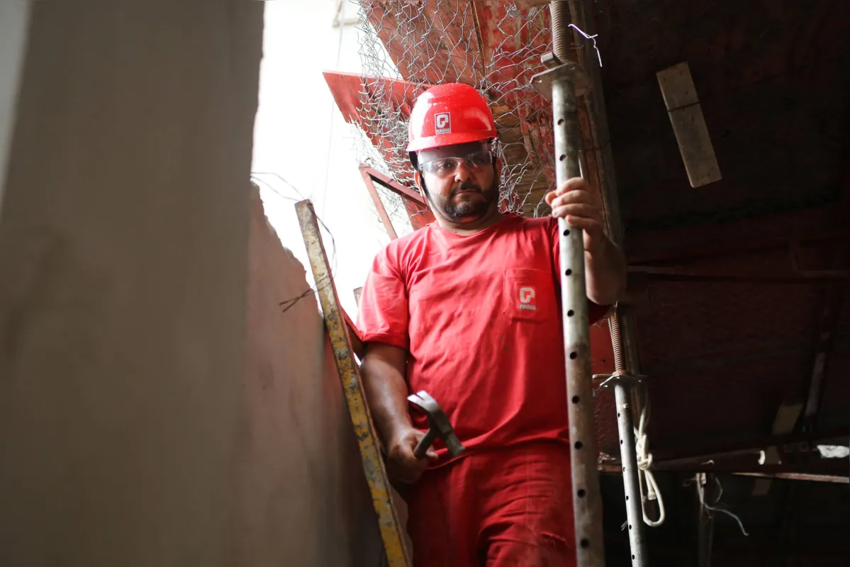 Valdecir Martins Ferreira, 45 anos, pedreiro: "A diferença é que trabalhando com carteira assinada a gente consegue planejar mais a vida”

