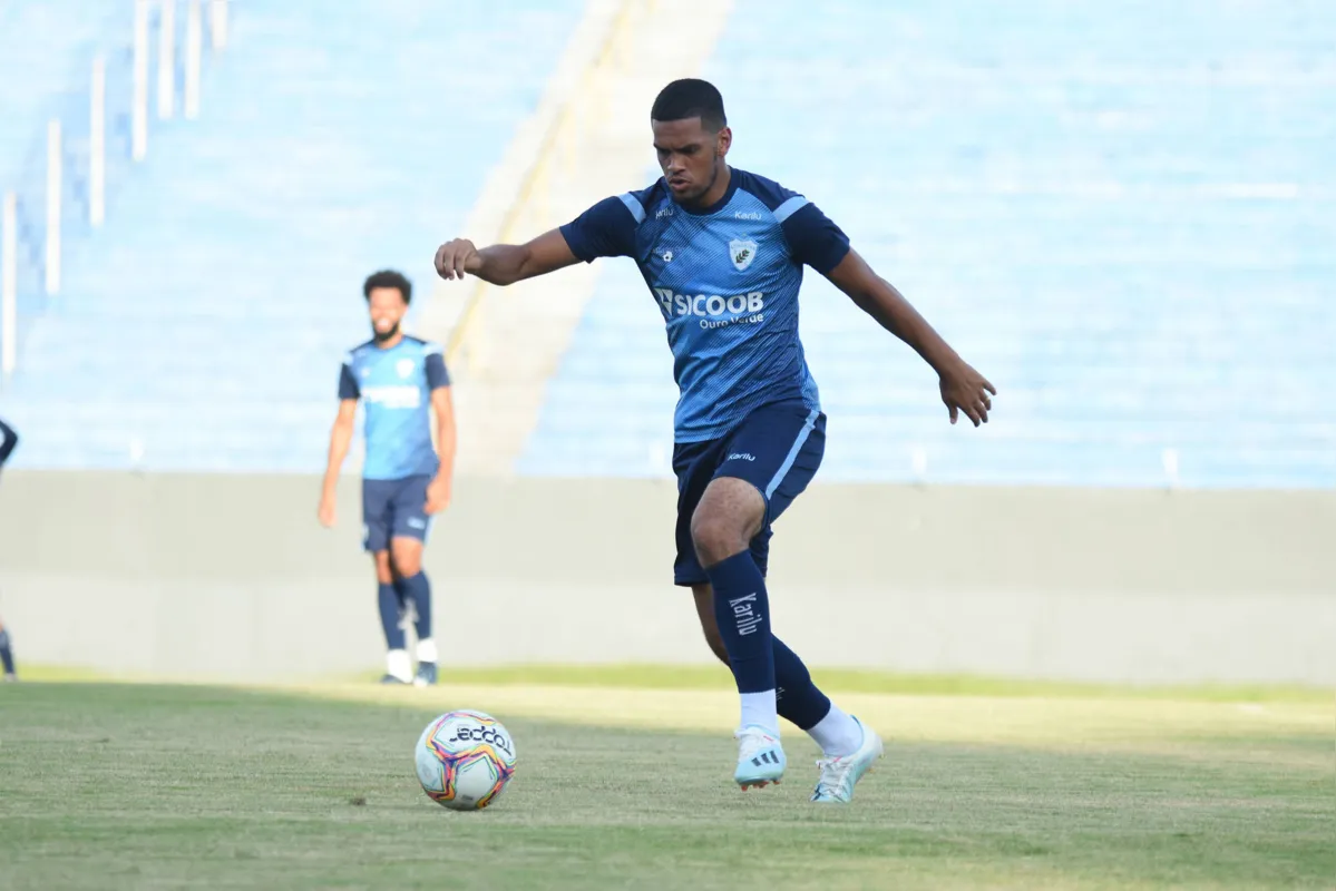 Após suspensão, zagueiro Augusto formará dupla novamente com Lucas Costa