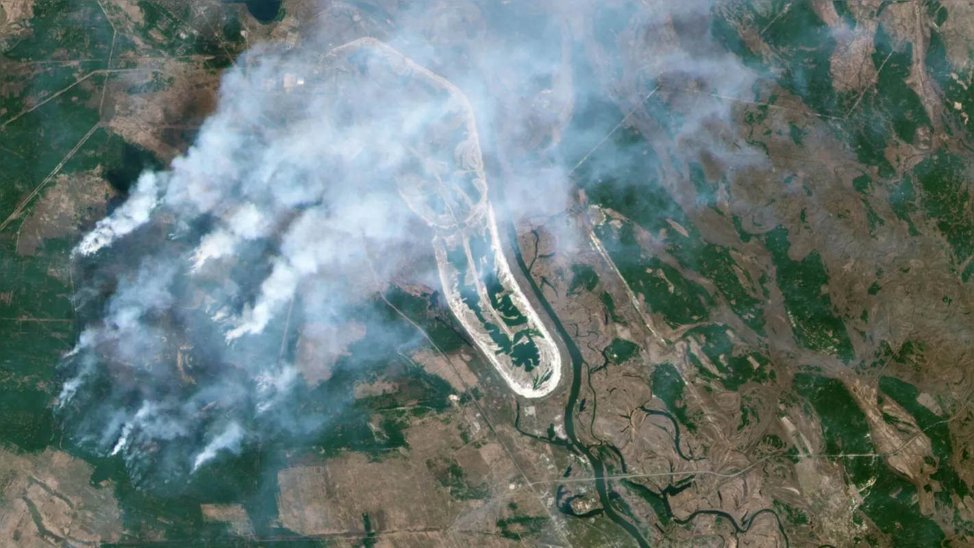 Vista aérea do incêndio em floresta próxima da usina nuclear de Chernobil, na Ucrânia