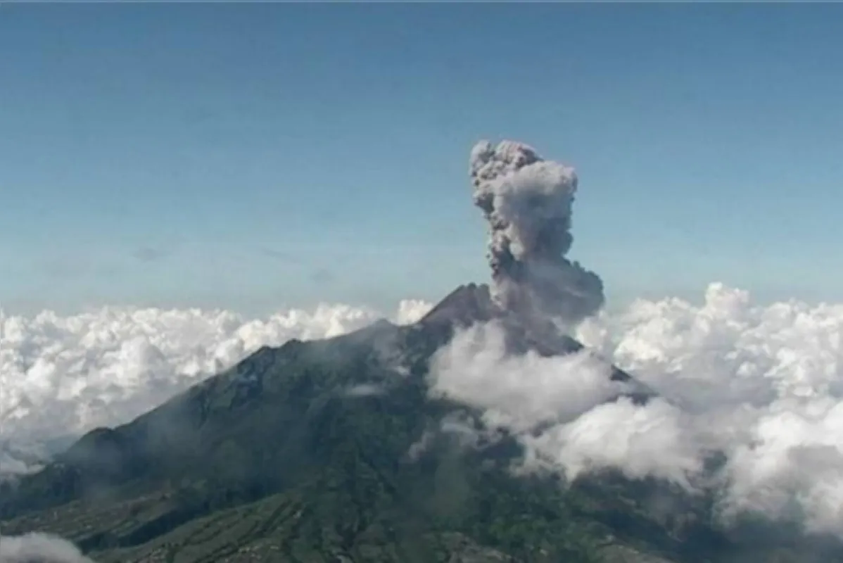 Coluna de fumaça e cinzas do vulcão Anak Krakatoa, na indonésia, chegou a 500 metros de altura