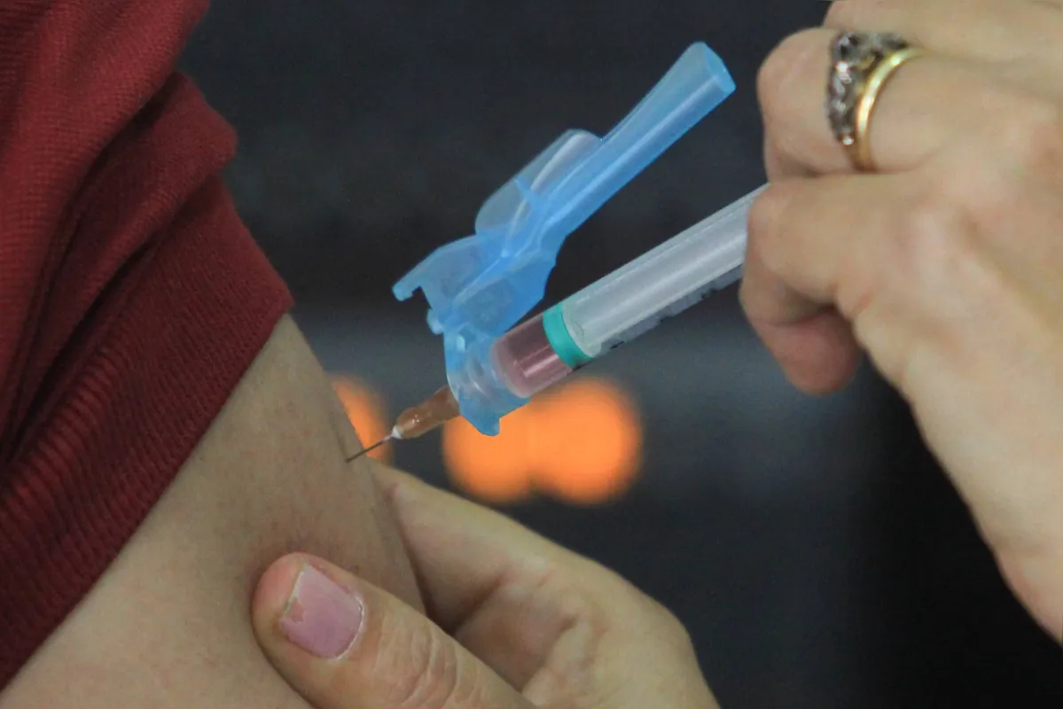 Ao todo, serão 1.750 salas de vacina em todo o Paraná e 1,5 milhão de doses estão disponíveis