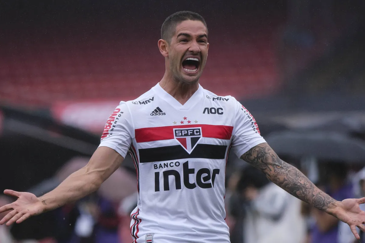 Imagem ilustrativa da imagem São Paulo vence Ponte Preta e ganha fôlego para estreia na Libertadores