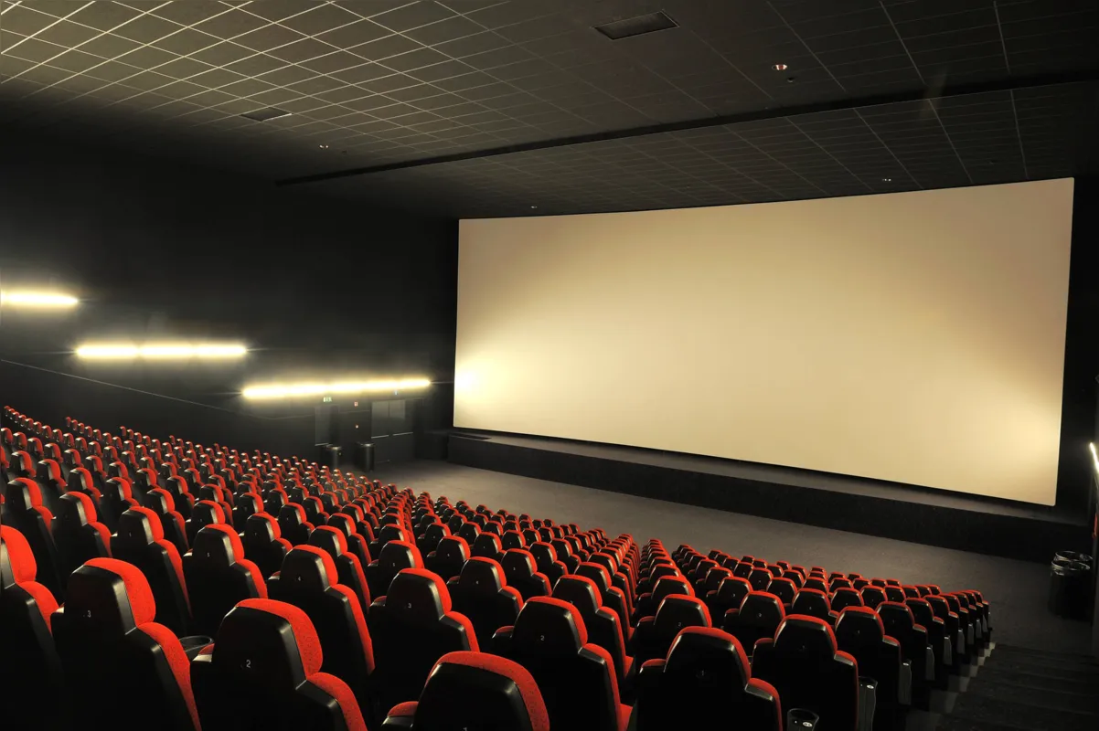Com a ameaça do novo coronavírus, cinemas têm salas vazias, a opção para o espectador é ver filmes em casa
