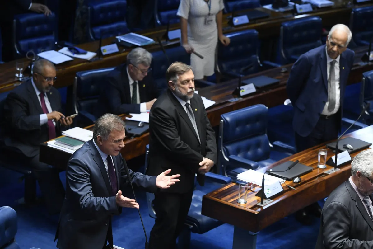 Imagem ilustrativa da imagem Senadores do Paraná  apontam indícios de crime de responsabilidade de Bolsonaro