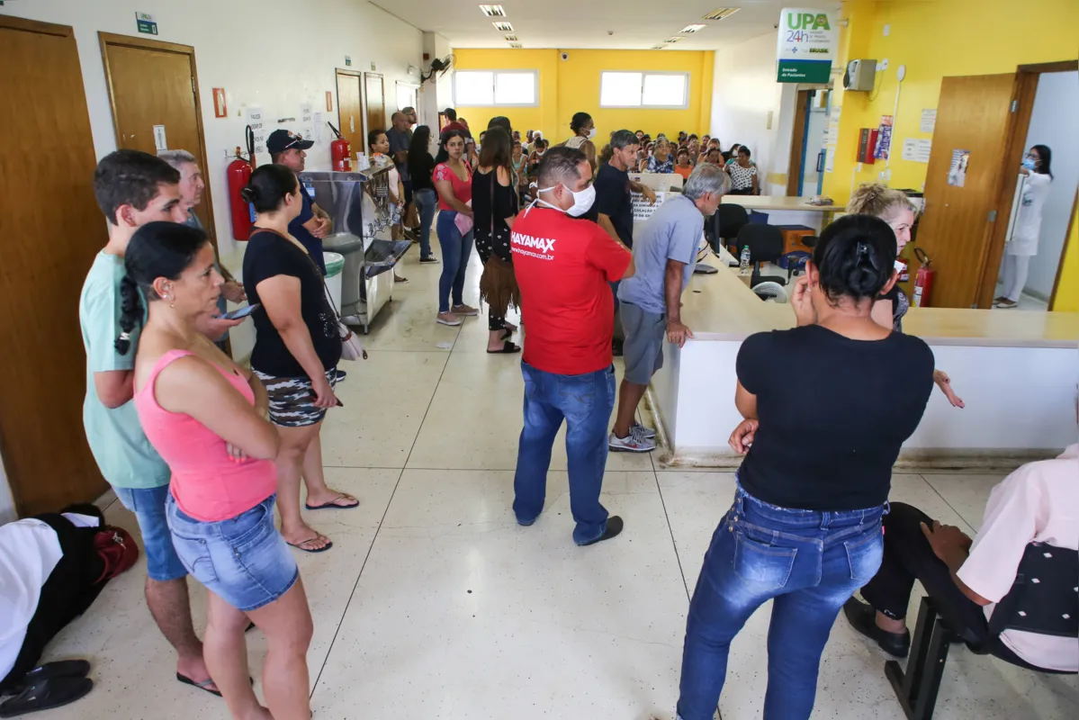 Populares relataram espera de mais de cinco horas para atendimento médico