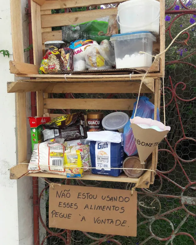 Ato solidário em Ponta Grossa: moradora improvisou prateleira em frente de casa 