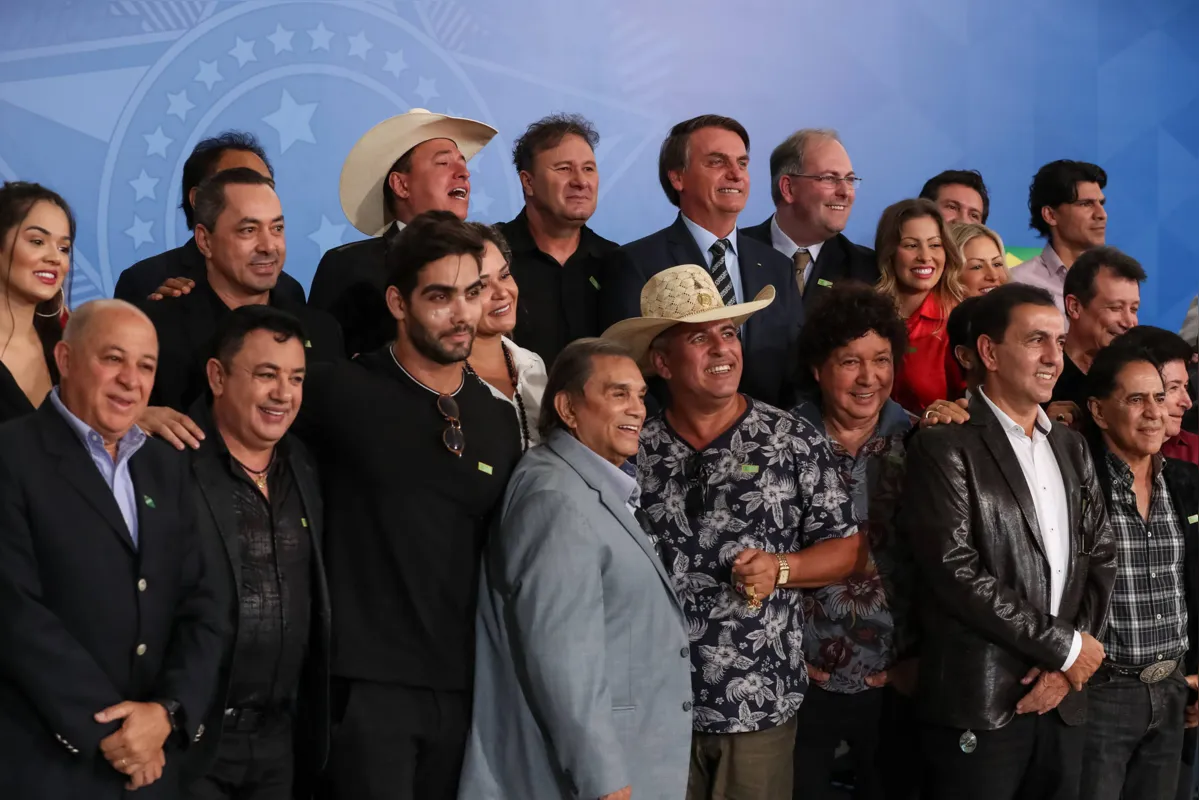 Bolsonaro com os artistas sertanejos em evento no qual o presidente da Abrape  ((Associação Brasileira dos Promotores de Eventos) criticou a meia entrada  destinada a estudantes, idosos, deficientes e jovens de baixa  renda 
