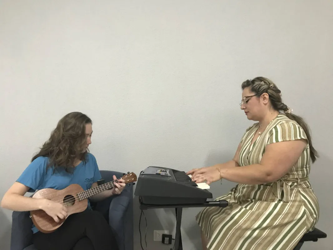 A fisioterapeuta Jéssika Mehret tem feito sessões de musicoterapia com Gislaine Matos: autoconhecimento 