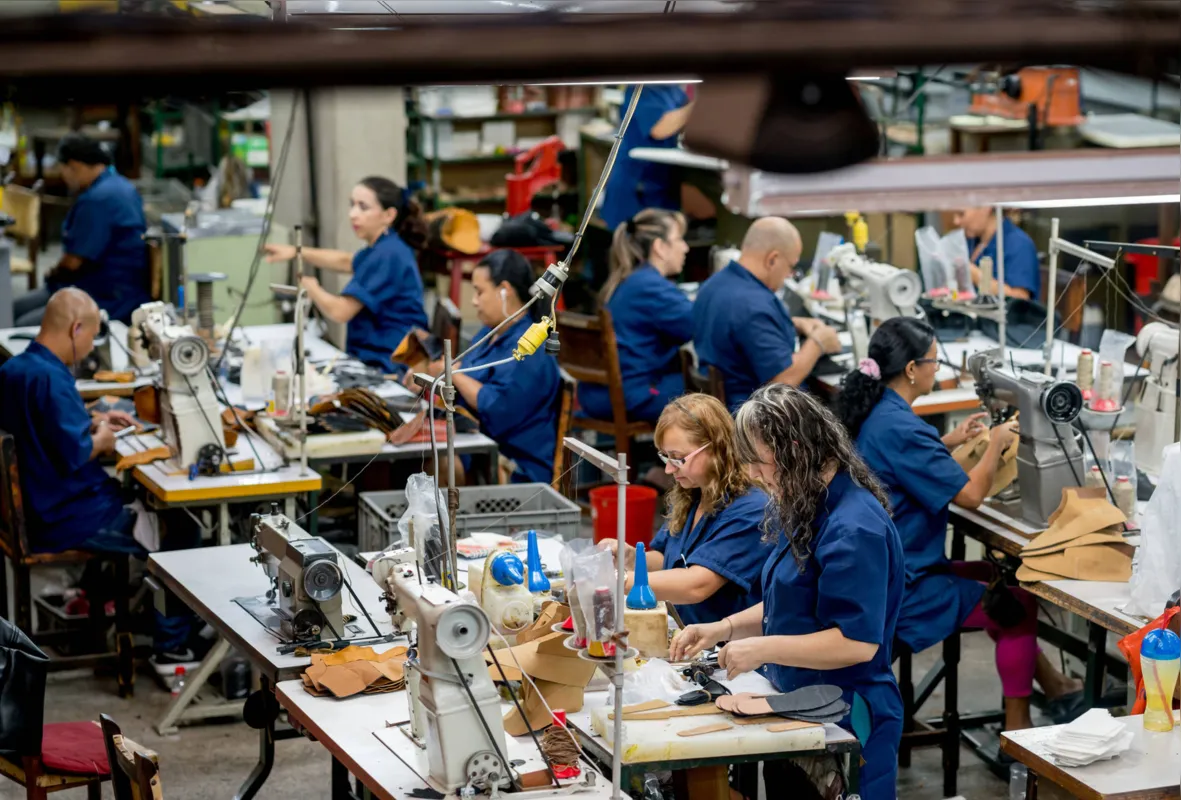 Para enfrentar o momento, há indústrias que decidiram alterar a linha de produção e fabricar itens necessários para o setor saúde e que se encontram em falta diante da crise mundial
