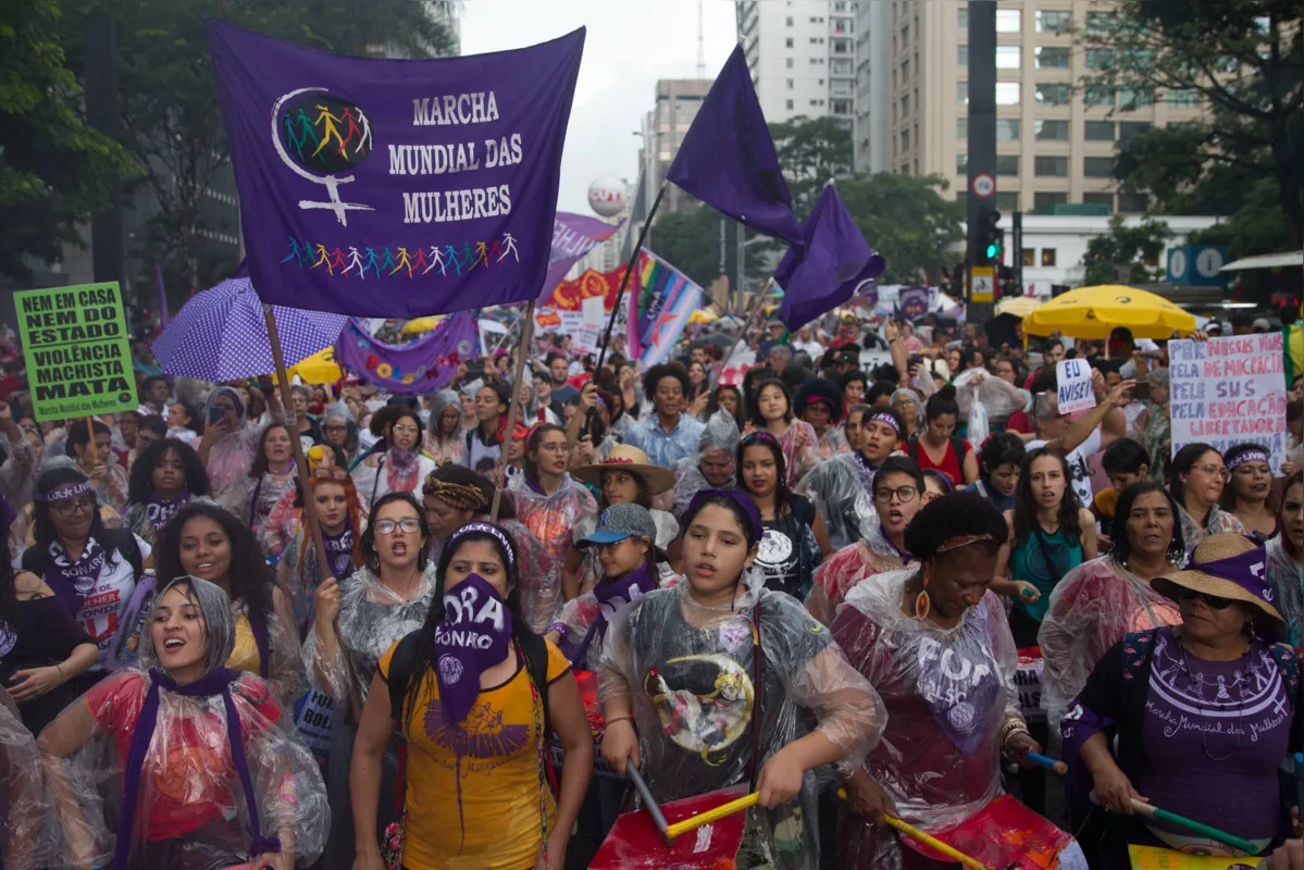 Imagem ilustrativa da imagem Sob chuva, mulheres protestam contra Bolsonaro na avenida Paulista