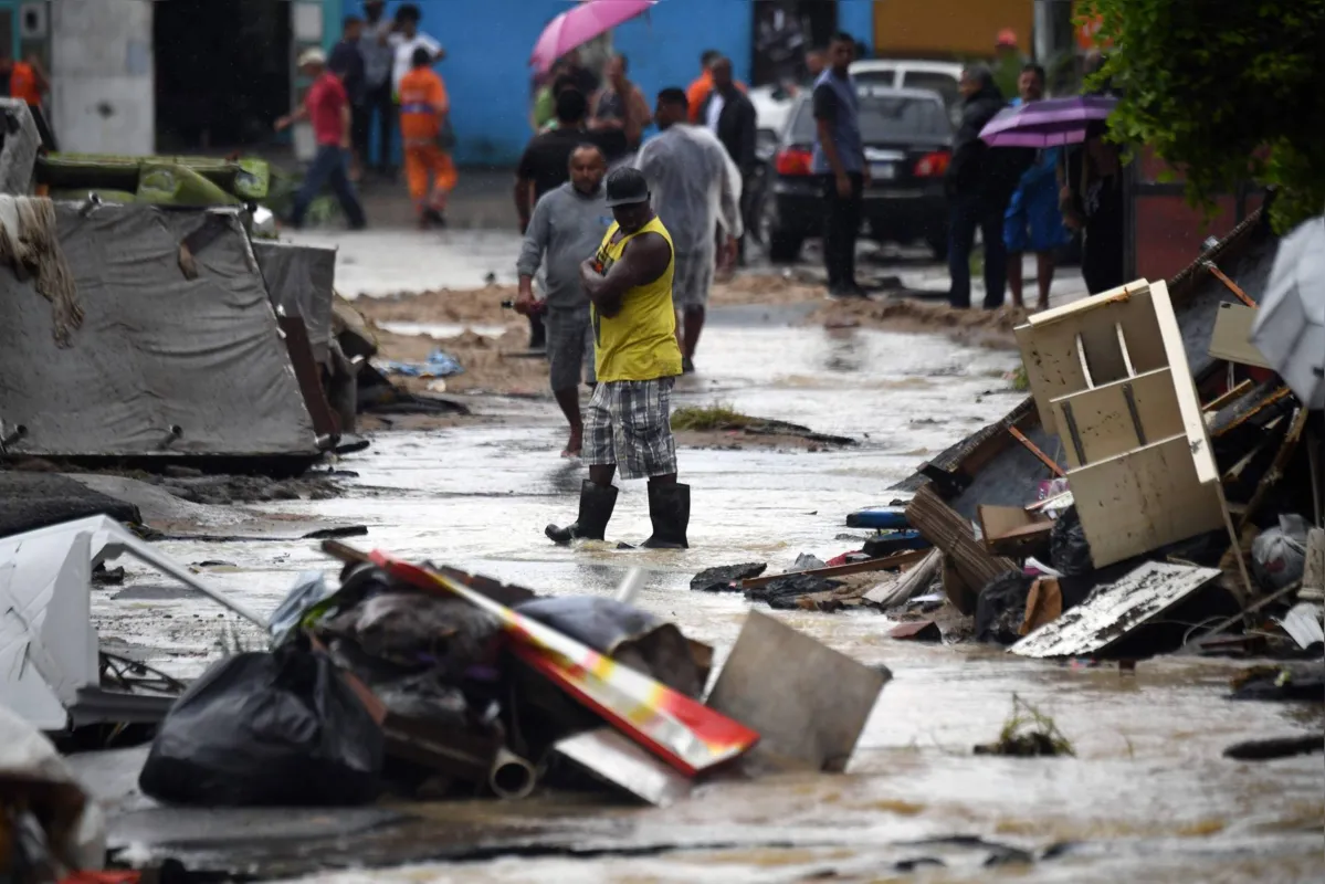 Ao todo, 18 imóveis foram interditados emergencialmente e 30 sirenes foram acionadas em 16 das 103 comunidades de alto risco do município