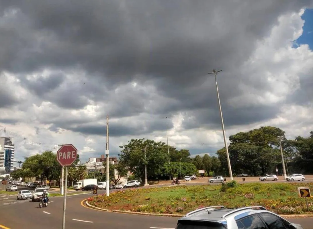 Imagem ilustrativa da imagem Sol entre nuvens