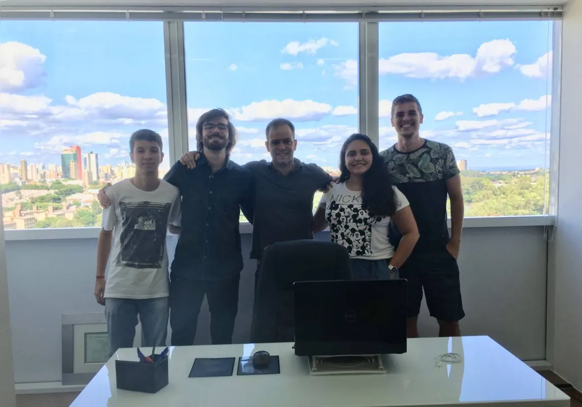 De Londrina, a Lift cresce em média 40% ao ano. Da esq. à dir: Eduardo Giroto, analista de Desenvolvimento Jr, Carlos Fiorato, do setor Financeiro, Bruno Lorca, diretor comercial, Mariana Cabrioti, do setor de Projetos e Daniel Stock, gerente de Desenvolvimento