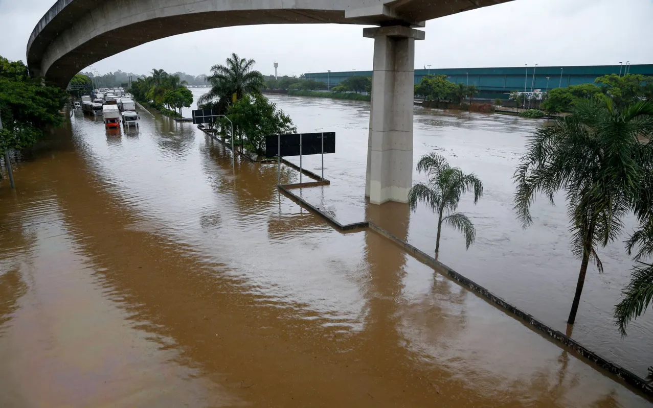 Trânsito travou na maior cidade do País por conta dos alagamentos 
