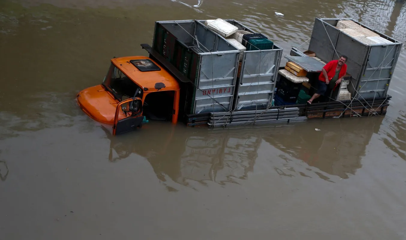 Veículos ficaram ilhados com chuva recorde que atingiu São Paulo 