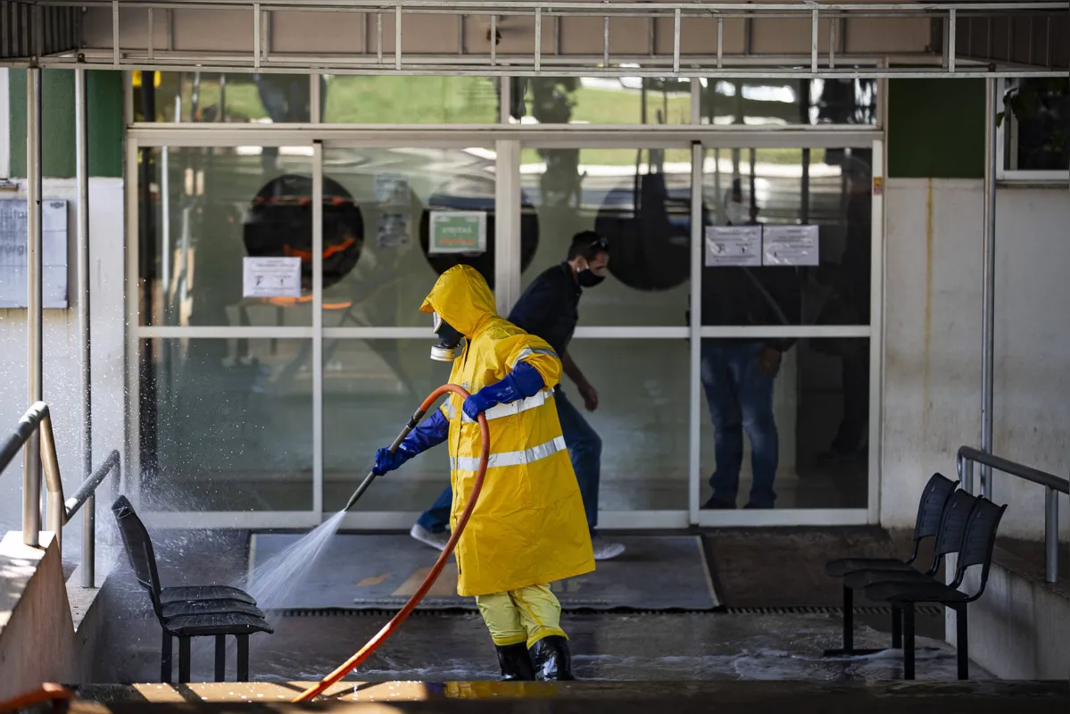 Imagem ilustrativa da imagem Terminais de ônibus e áreas externas dos hospitais são desinfectados em Londrina