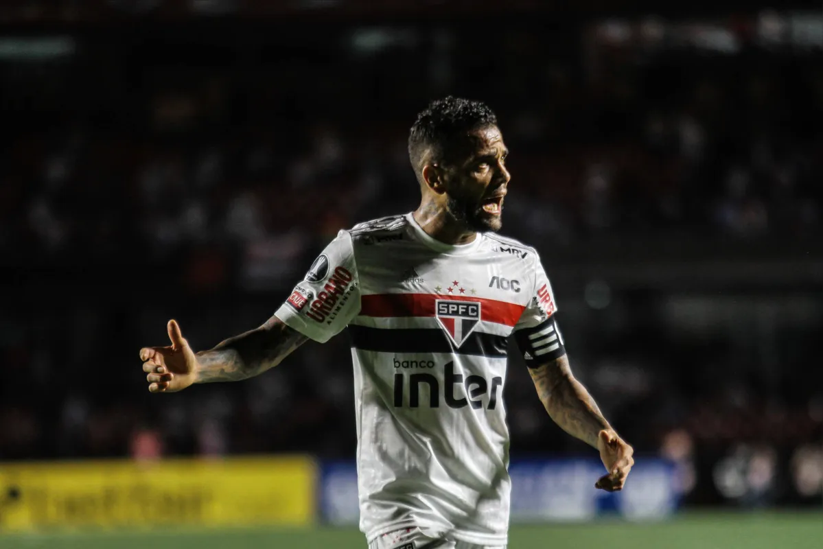 Imagem ilustrativa da imagem 'Tinha que jogar mais centralizado', diz Diniz ao comparar Daniel Alves a Tchê Tchê