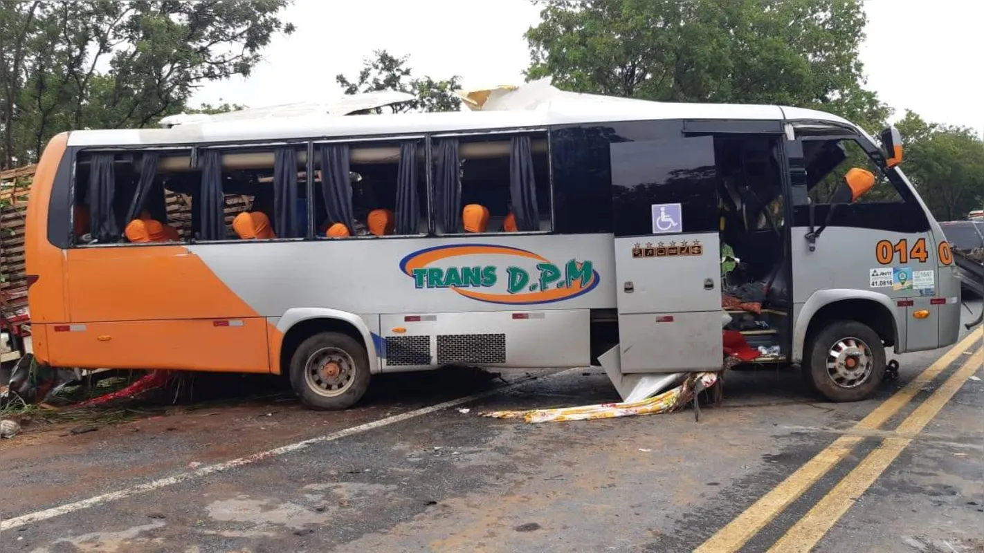 Imagem ilustrativa da imagem Trabalhadores da região metropolitana de Londrina morrem em acidente na BR-365